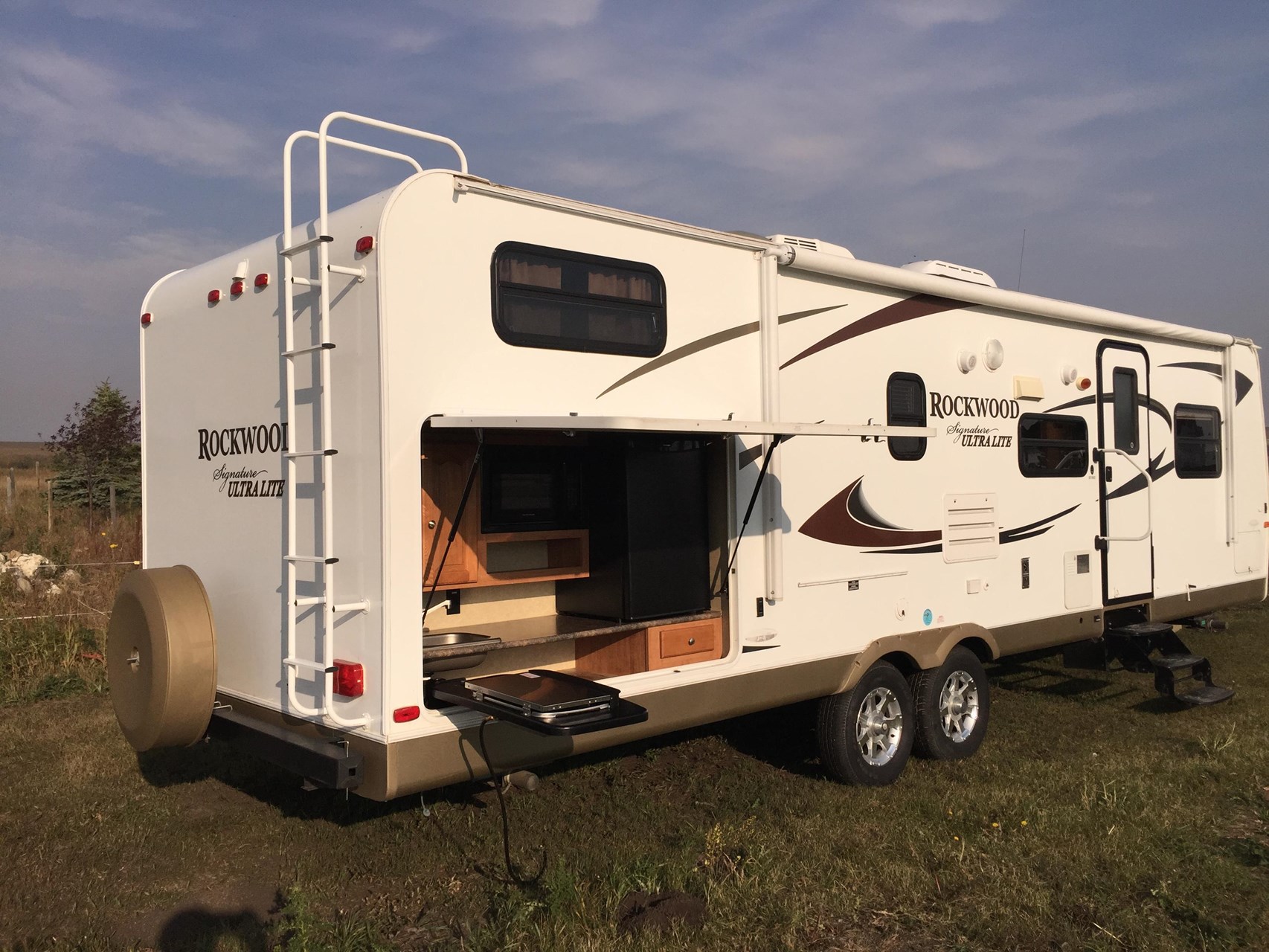 small travel trailer with triple bunk